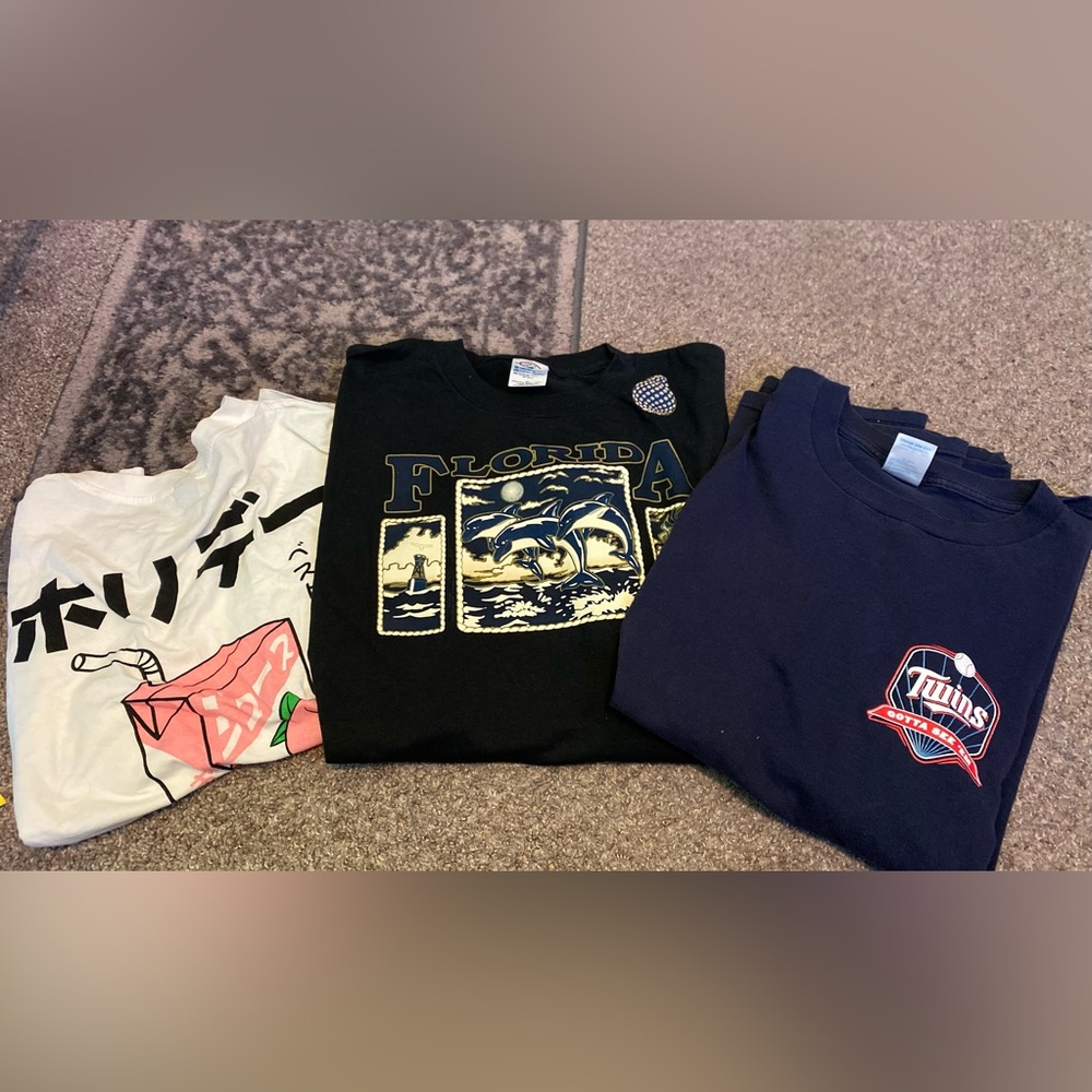 Graphic tee lot